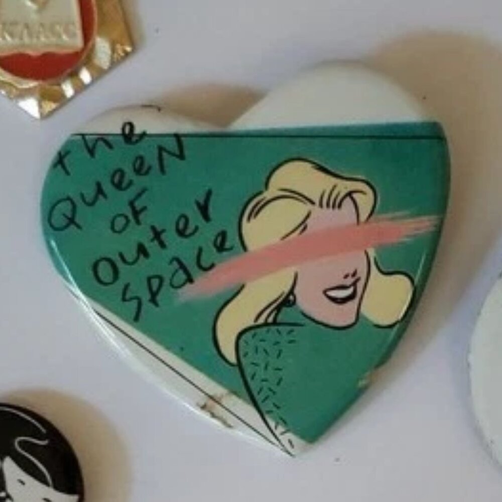 THE QUEEN OF OUTER SPACE (FORGET ME NOT) (AMERICAN GREETINGS PIN BADGE (L109)